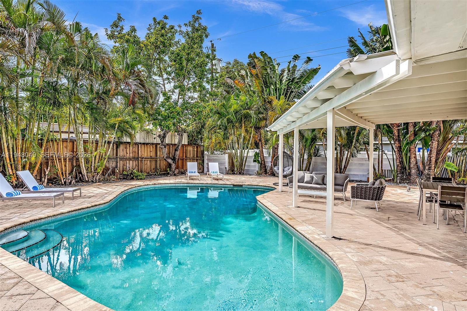 HOLLYWOOD HILLS - Residential