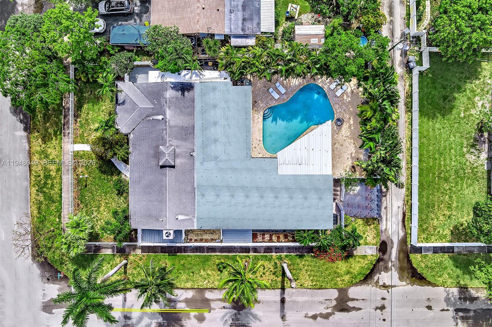 HOLLYWOOD HILLS - Residential