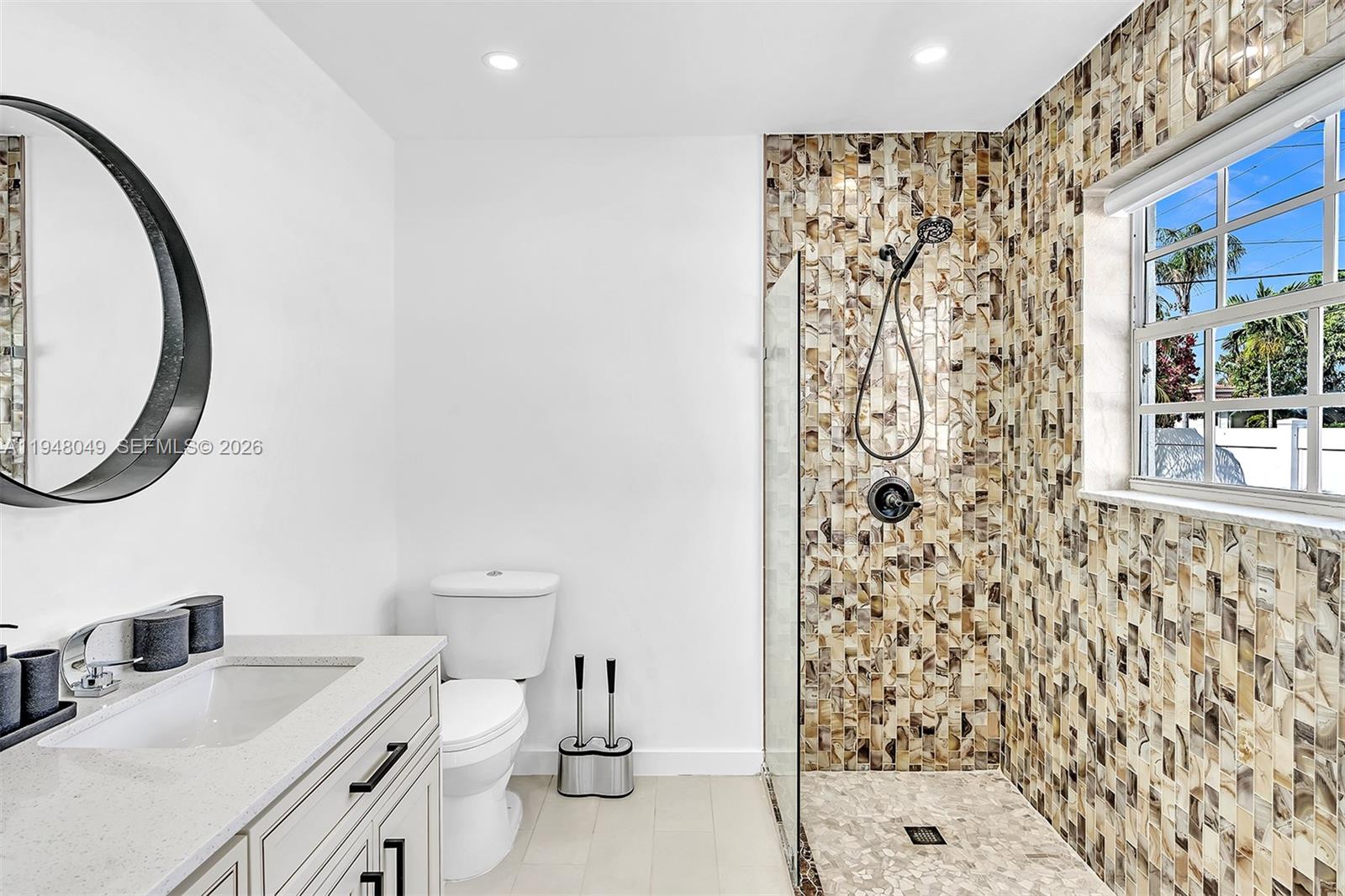 HOLLYWOOD HILLS - Residential