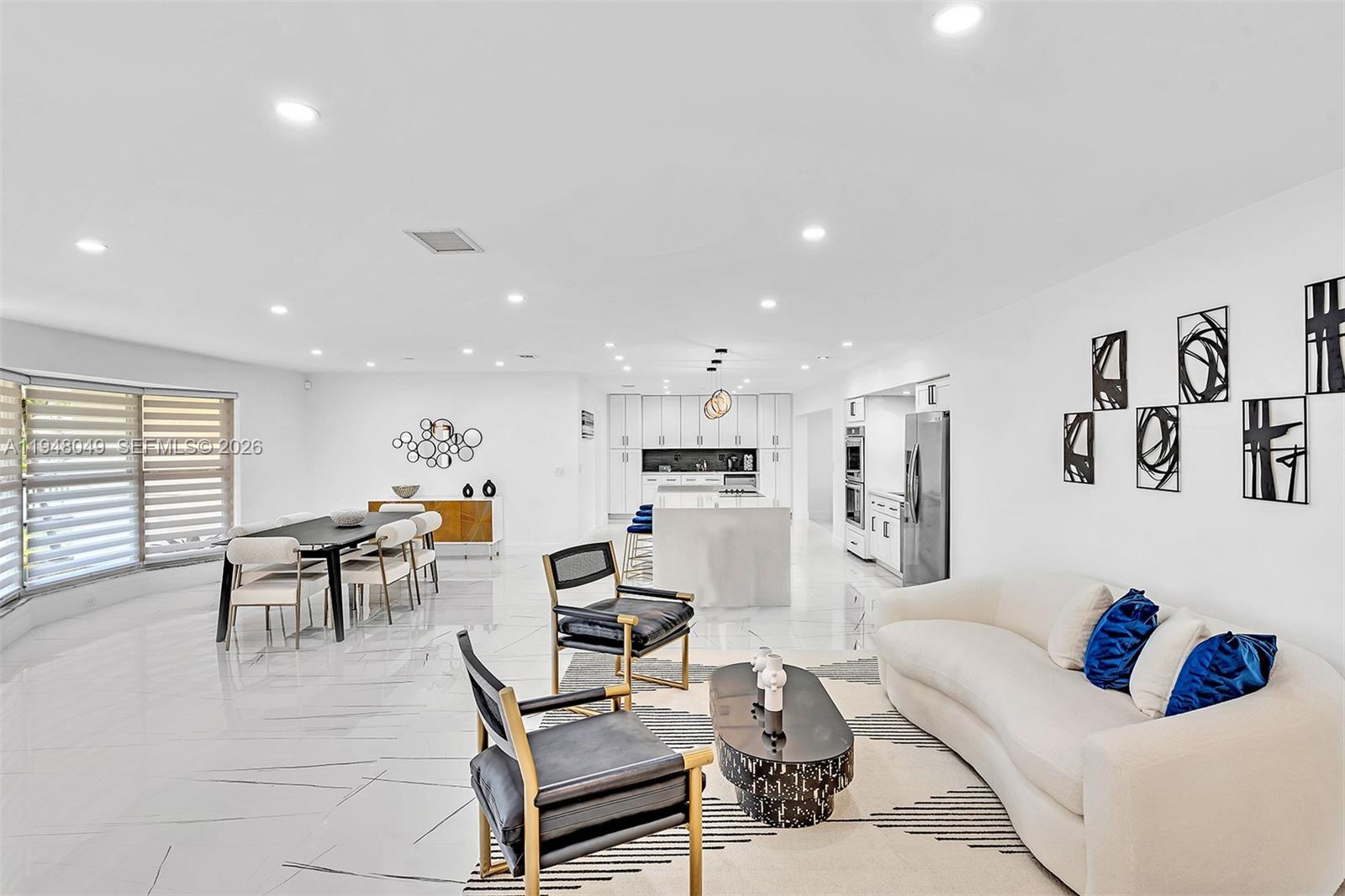 HOLLYWOOD HILLS - Residential