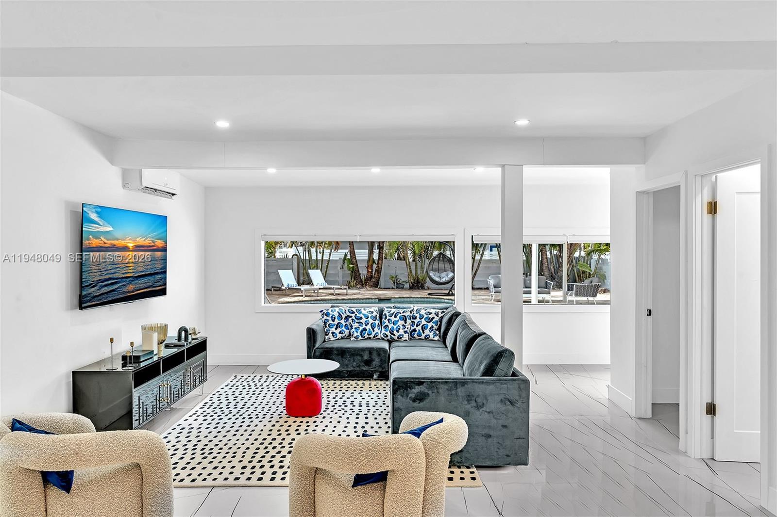 HOLLYWOOD HILLS - Residential