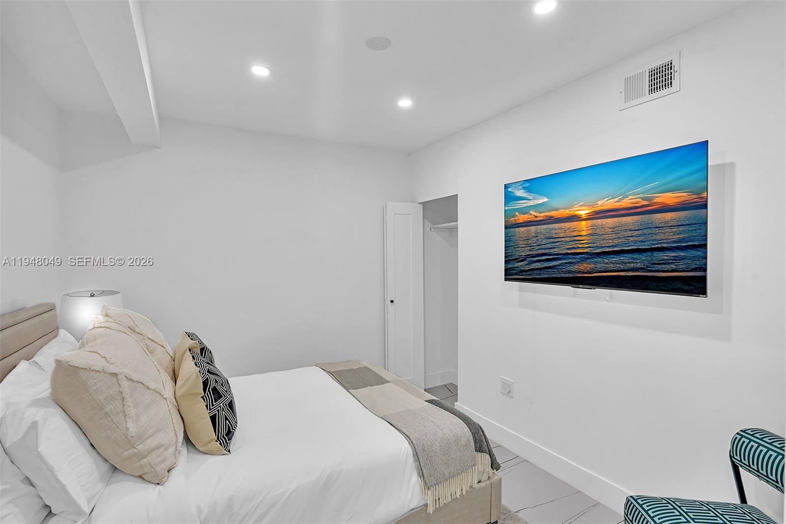 HOLLYWOOD HILLS - Residential