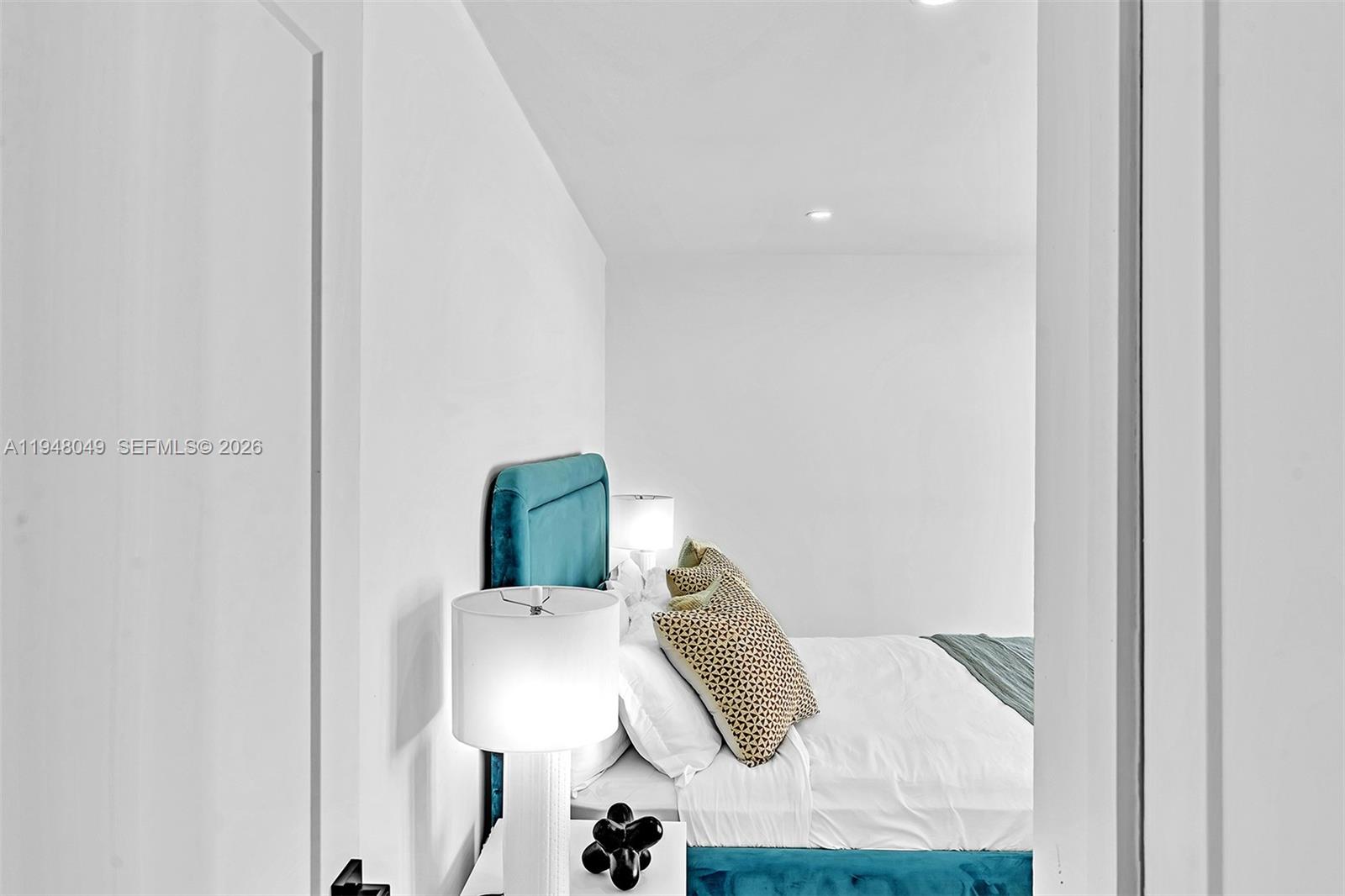 HOLLYWOOD HILLS - Residential