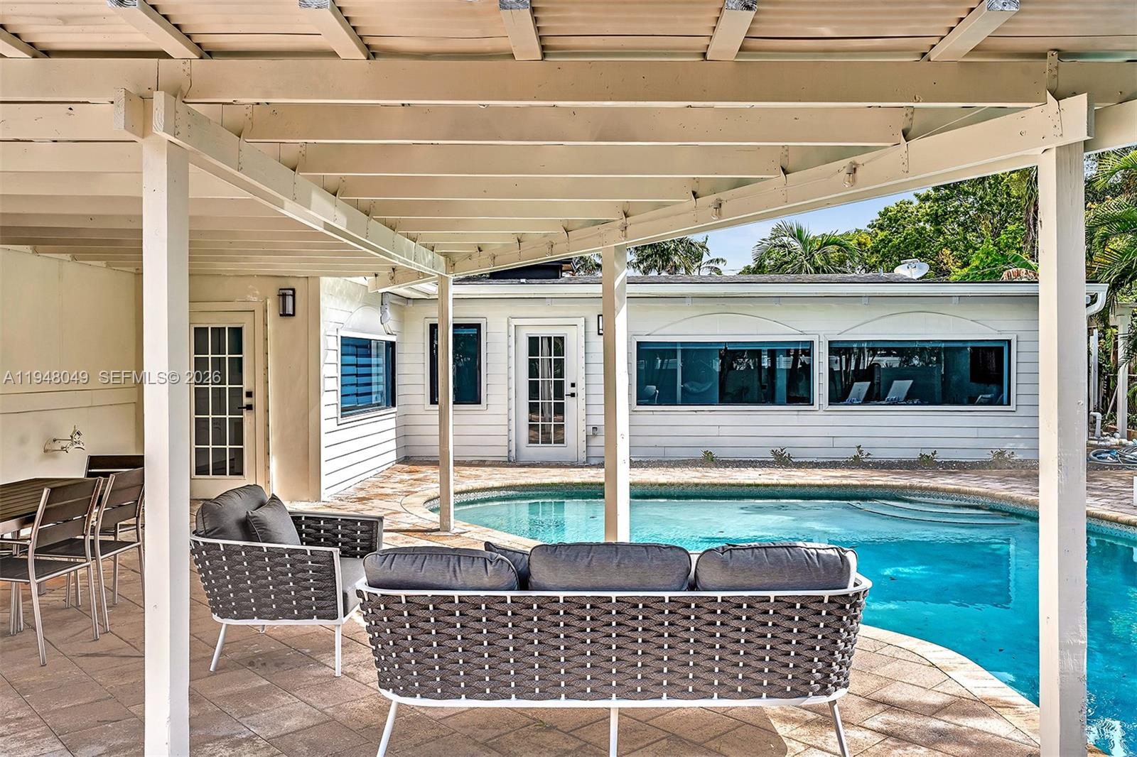 HOLLYWOOD HILLS - Residential