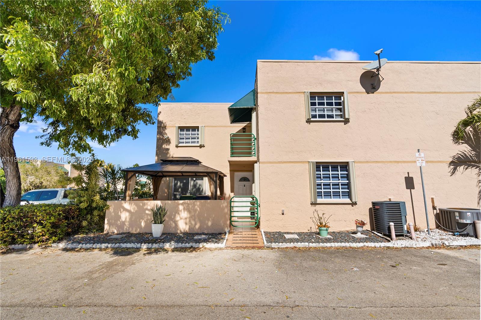 LES CHATEAUX AT INTL GARD - Residential