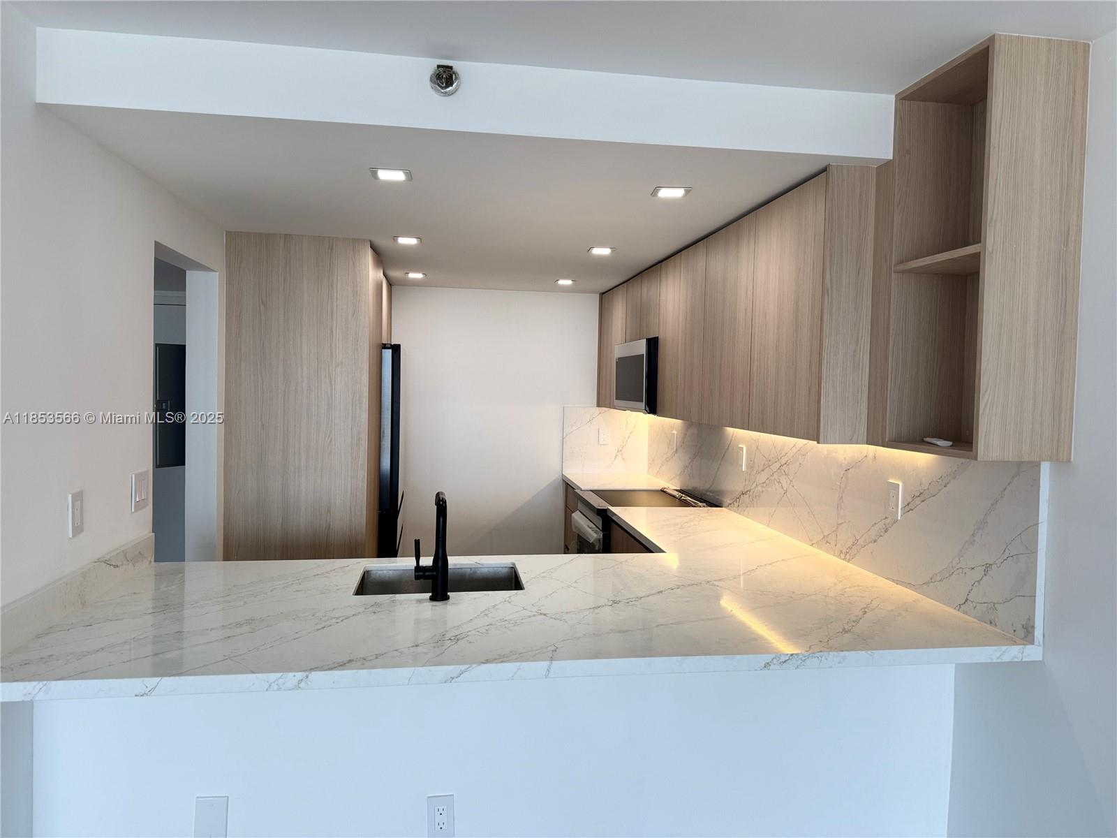 555 NE 15th St 21I