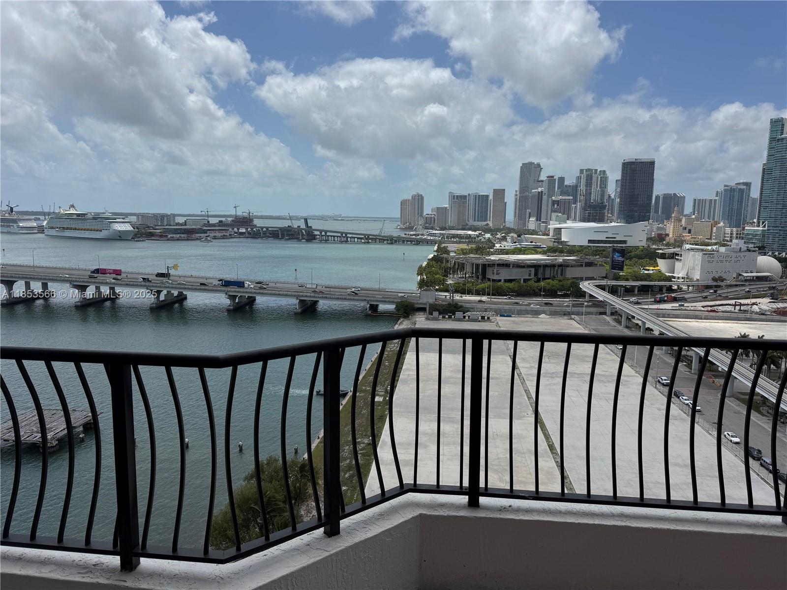 555 NE 15th St 21I
