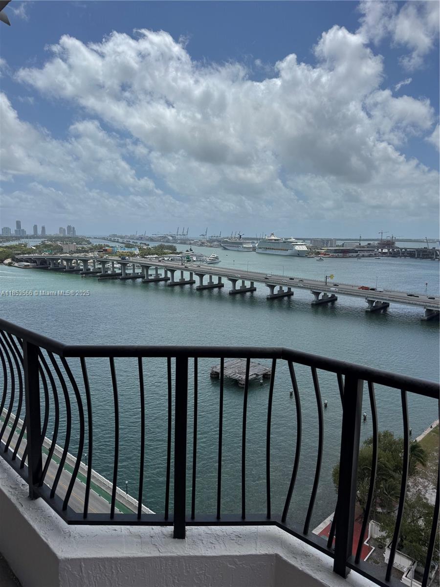 555 NE 15th St 21I