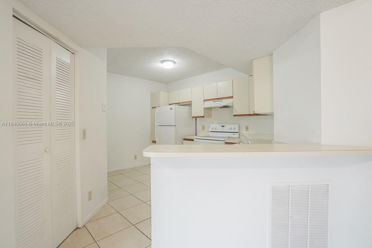 9033 Wiles Rd 304
