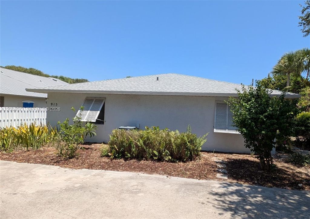 Photo of 915 Turtle Cove Ln, Vero Beach, FL 32963 (MLS # A12004571)