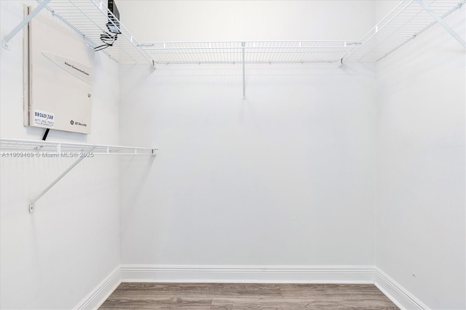 LA PERLA CONDO - Residential Lease