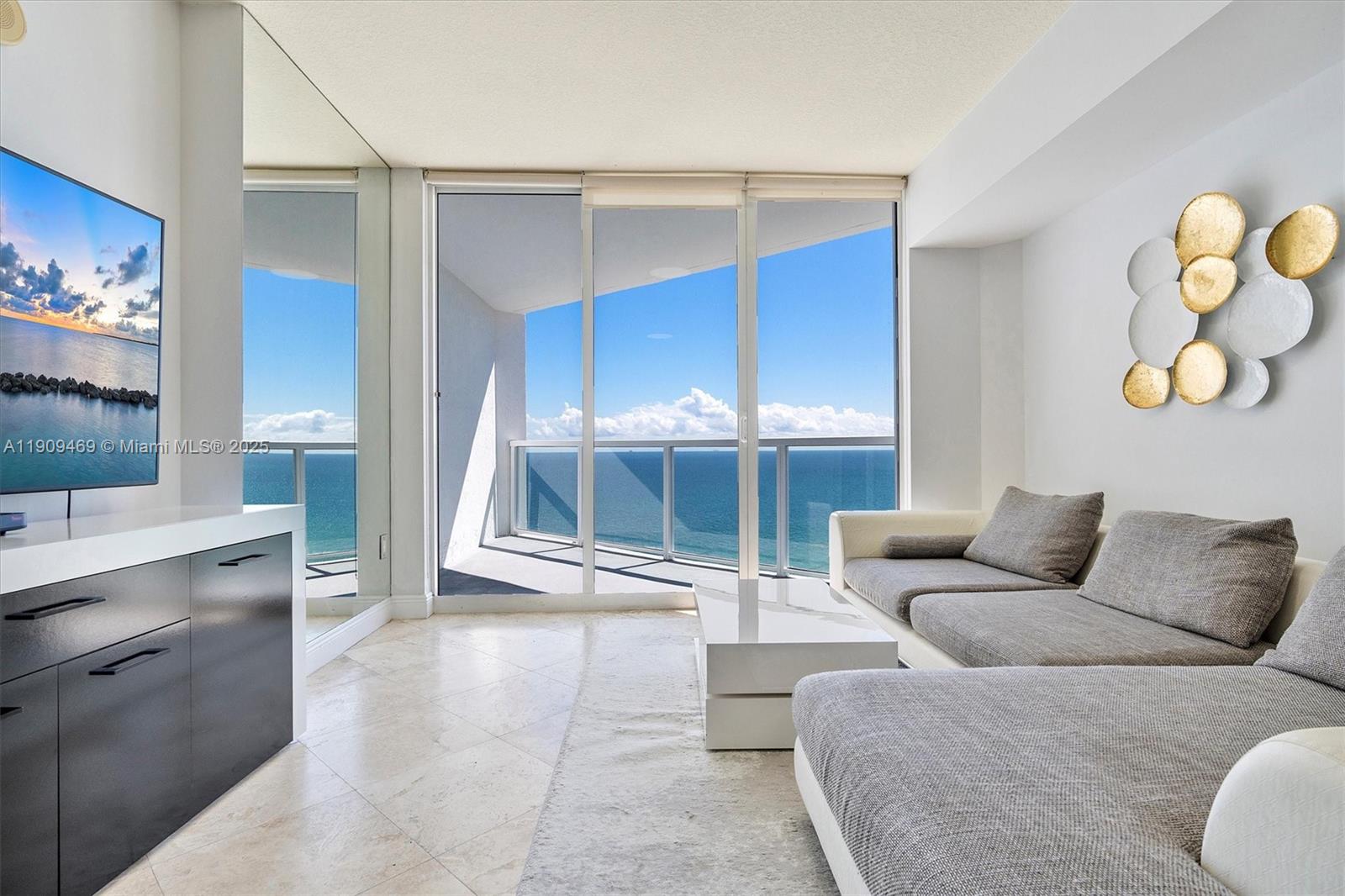 LA PERLA CONDO - Residential Lease