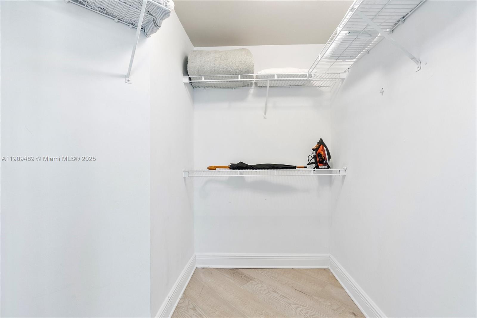 LA PERLA CONDO - Residential Lease