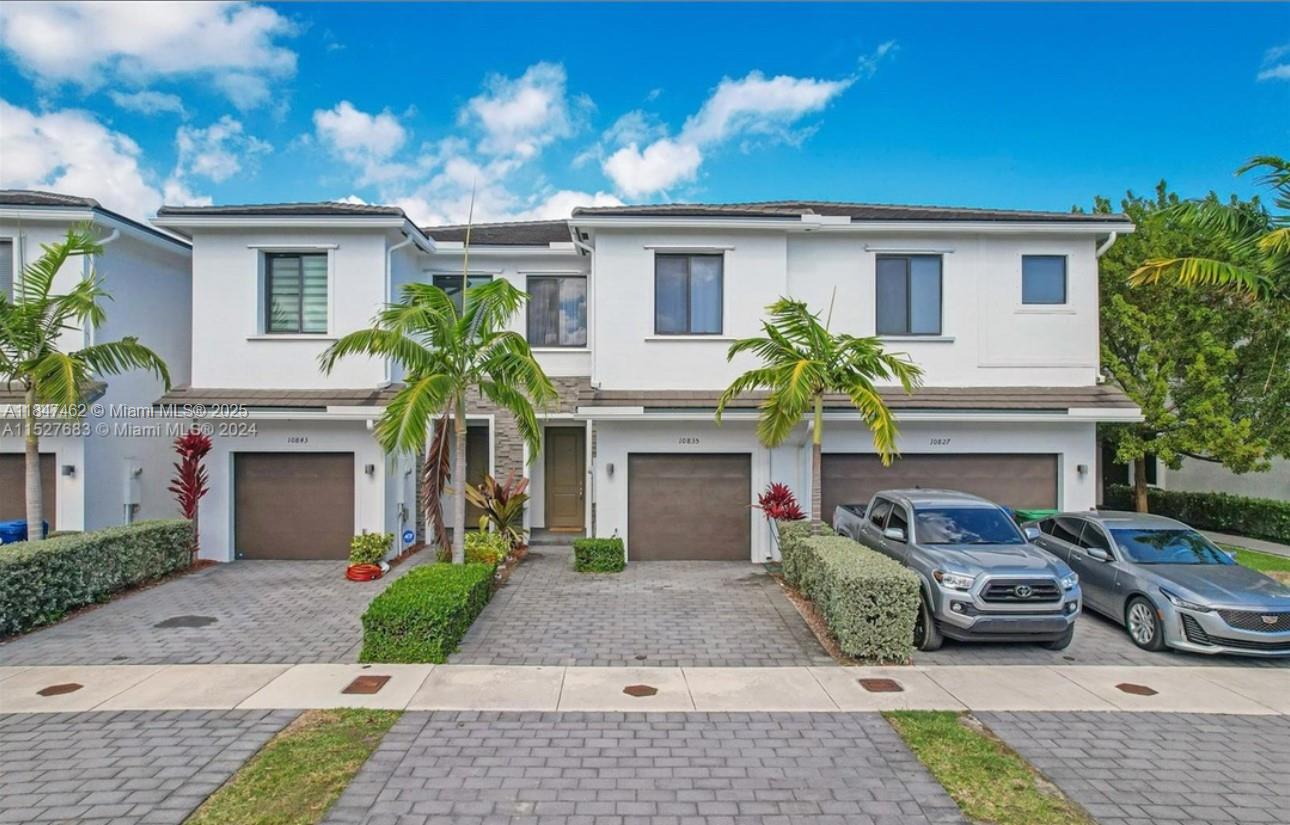 Available September 15th. Move in with just two months! Beautiful 3 bed, 2.5 bath modern townhome in The Landings. A well maintained community in a prime location near shopping, dining, and expressways.
Spacious layout, stylish finishes, and pet-friendly! Call listing agent for more info.