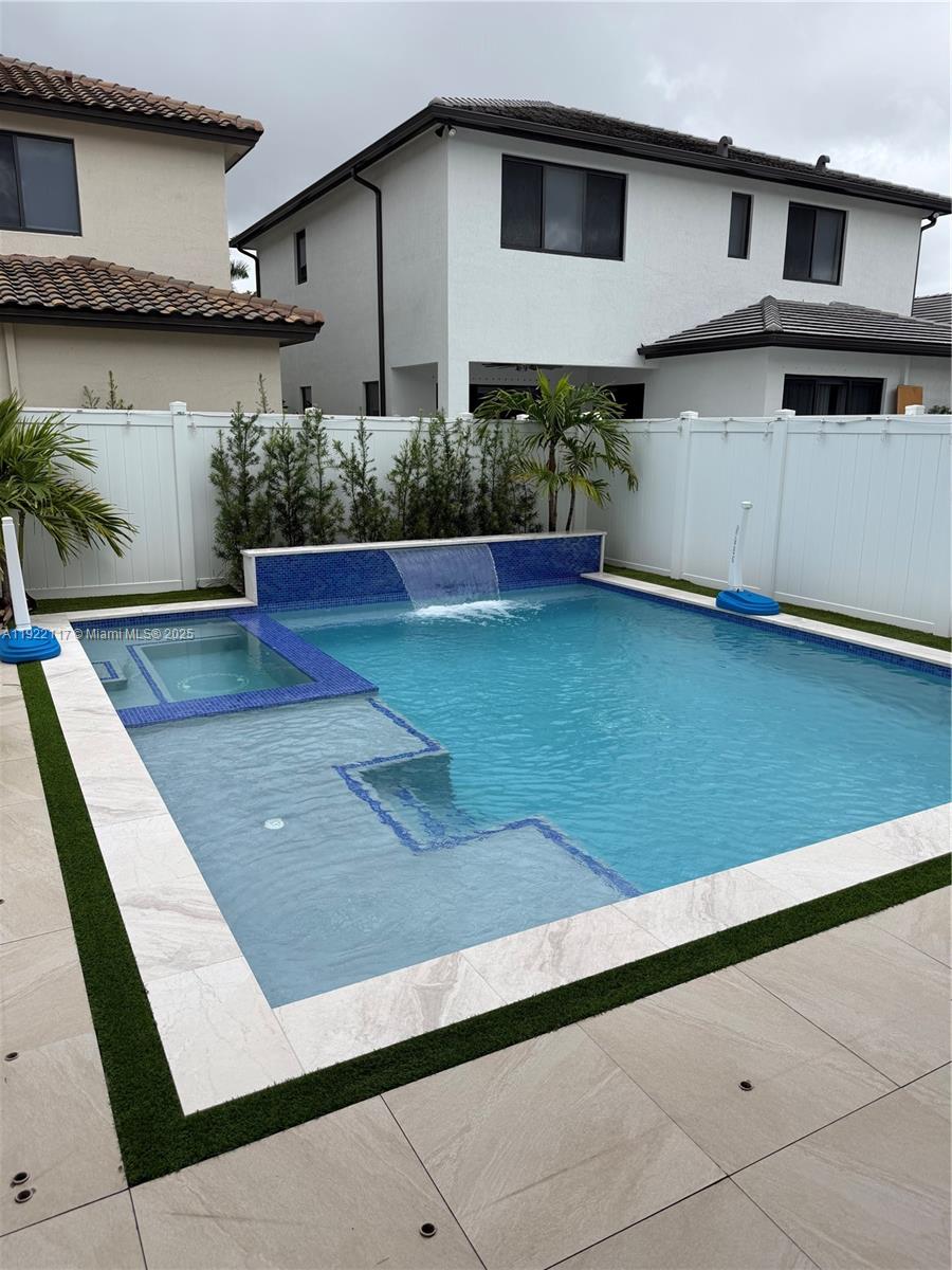 DOWNTOWN DORAL SOUTH PHAS - Residential