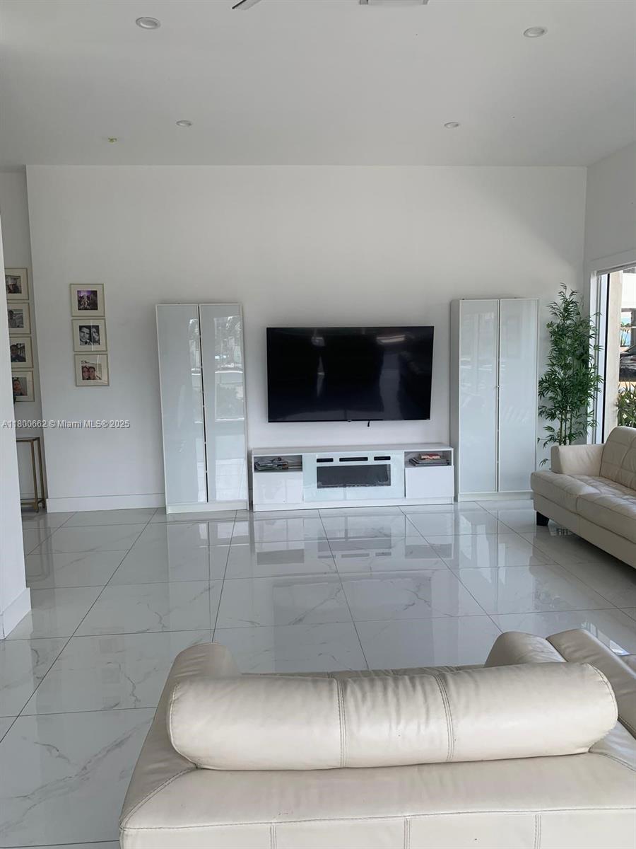 AQUARIUS CONDO - Residential
