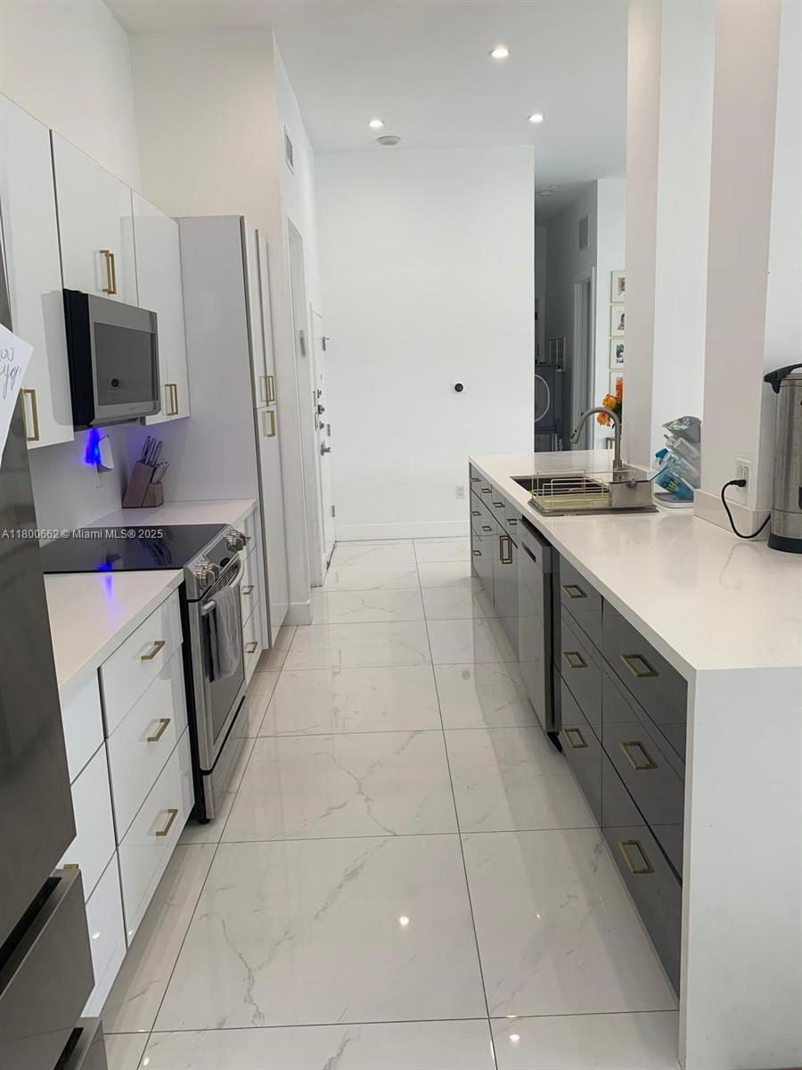 AQUARIUS CONDO - Residential