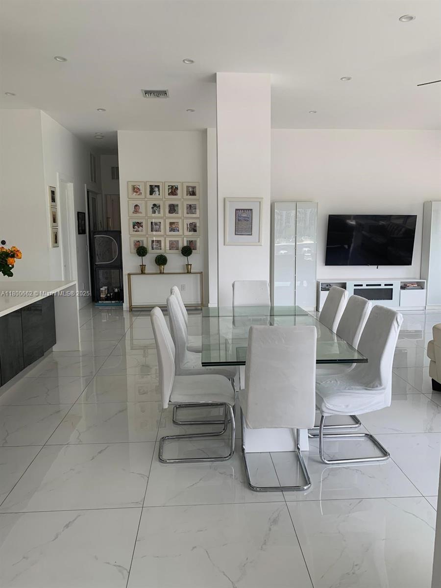 AQUARIUS CONDO - Residential