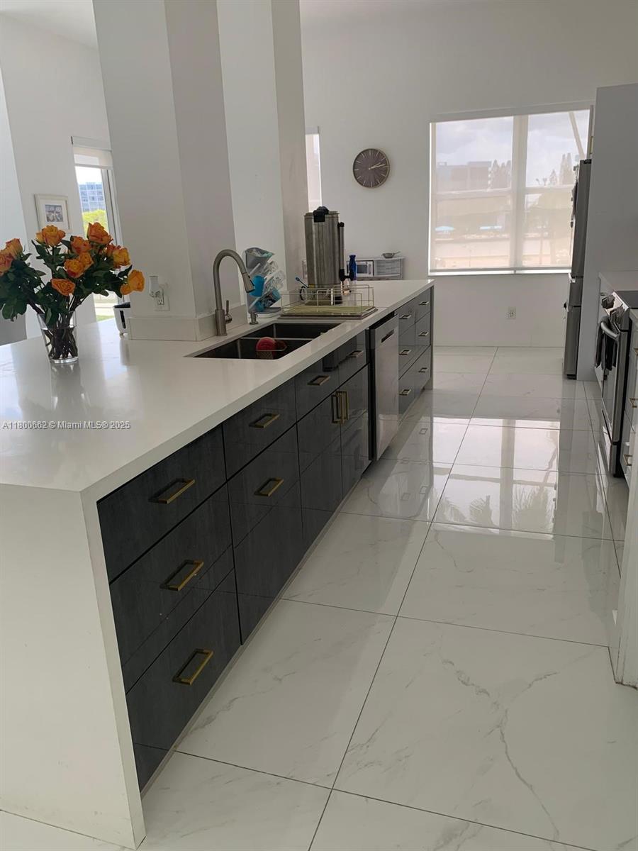 AQUARIUS CONDO - Residential