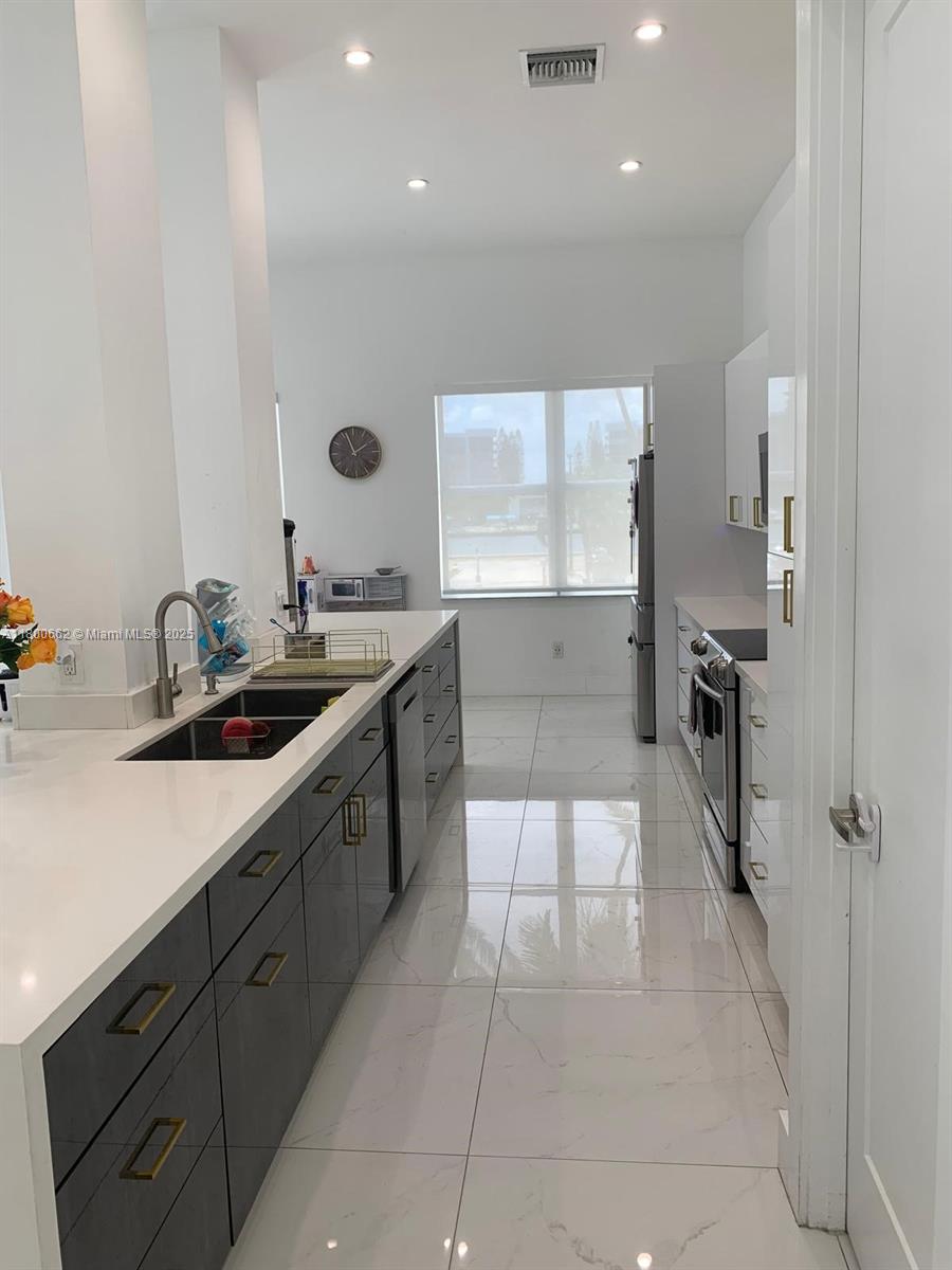 AQUARIUS CONDO - Residential