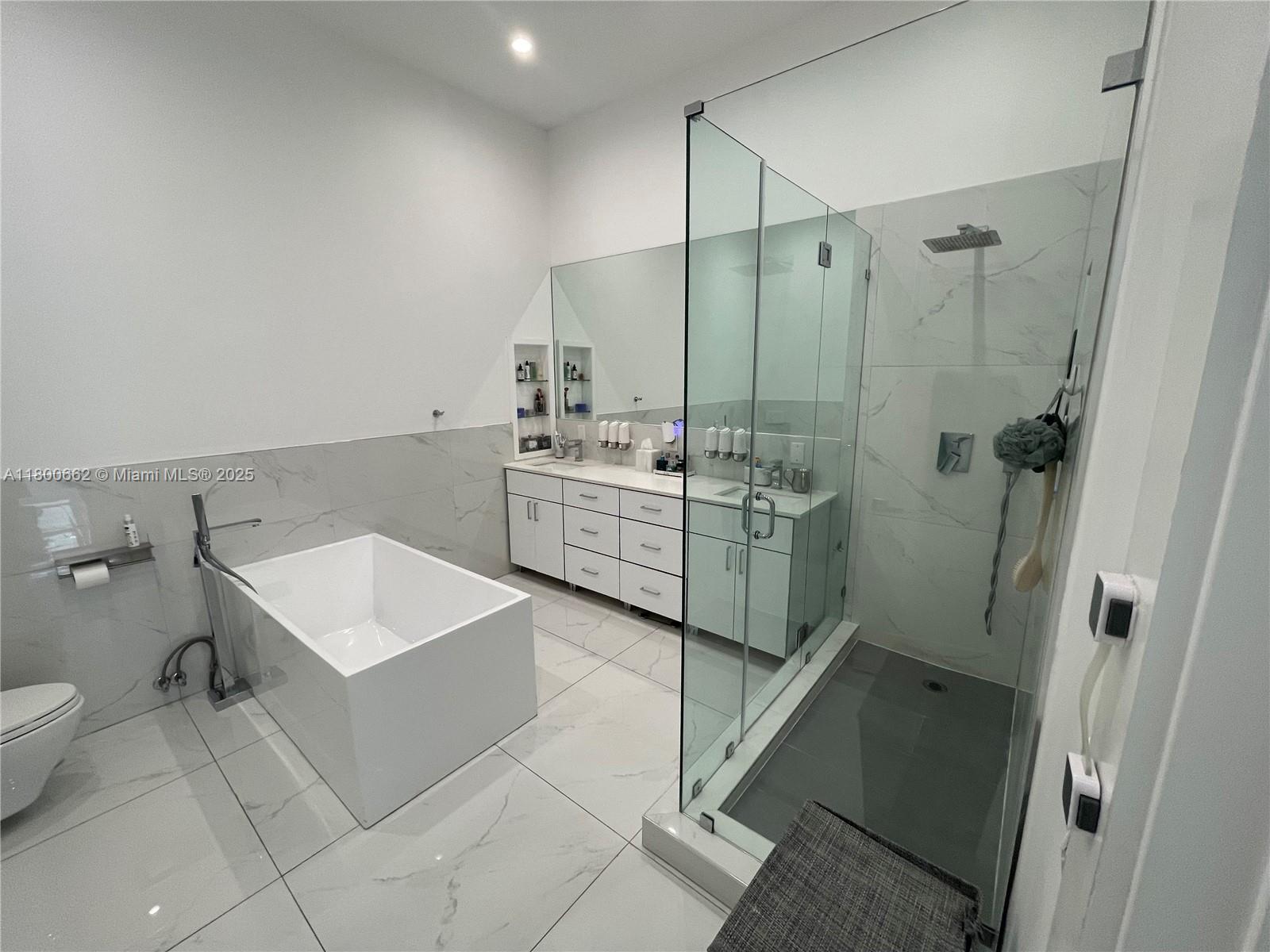 AQUARIUS CONDO - Residential