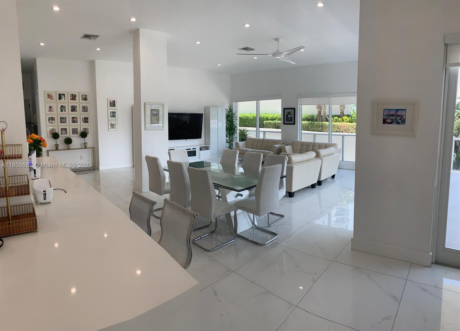 AQUARIUS CONDO - Residential