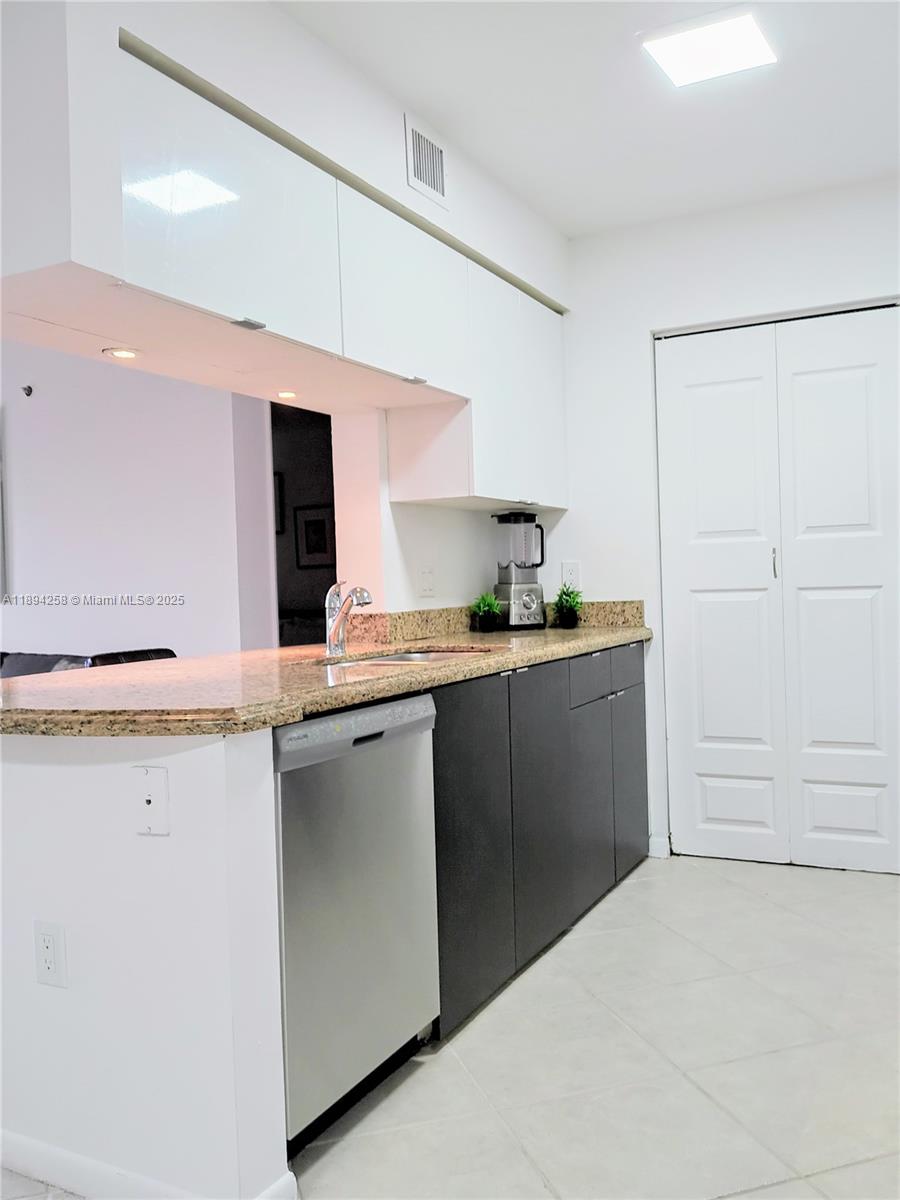 THE YACHT CLUB AT AVENTUR - Residential Lease
