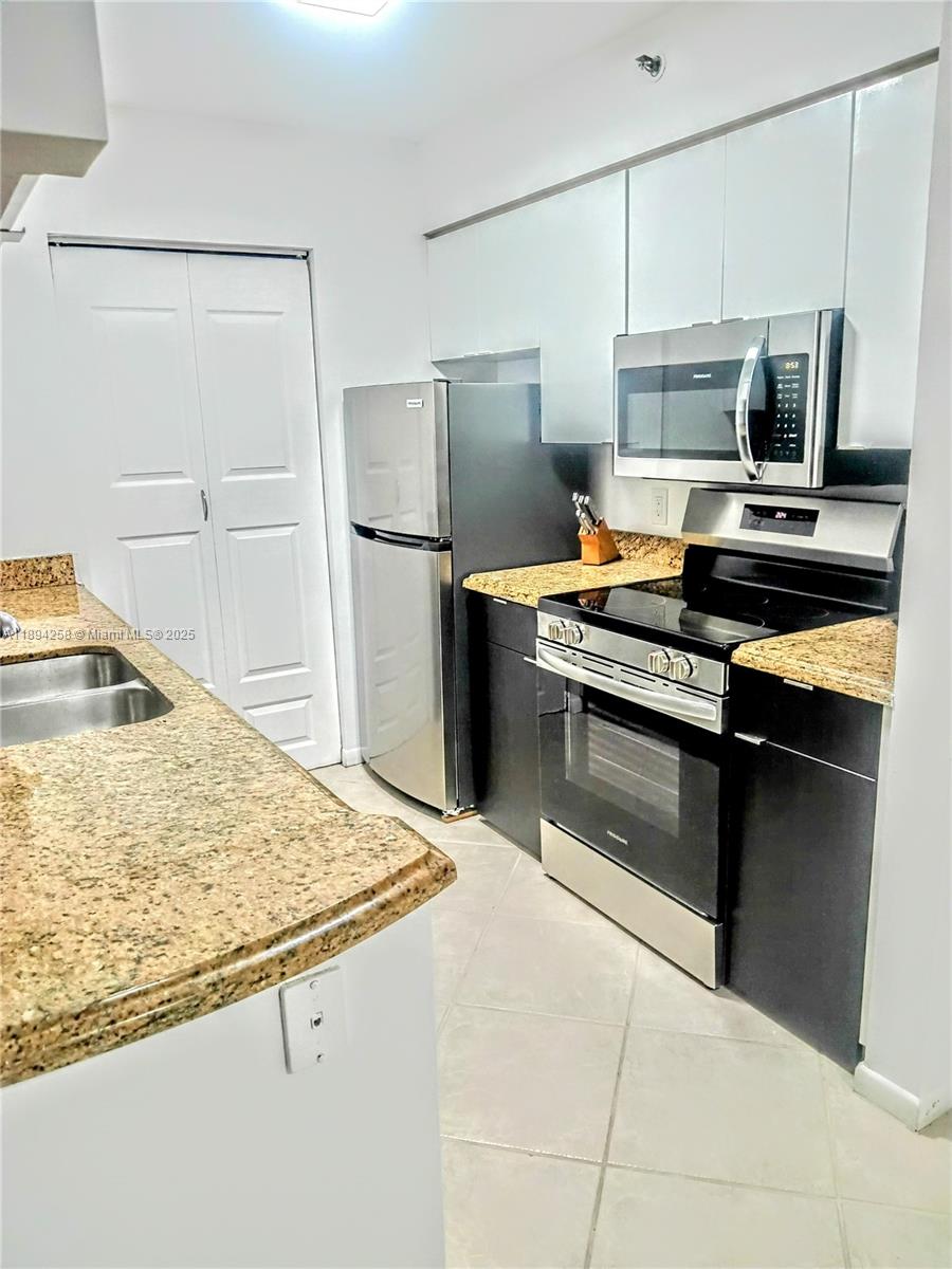 THE YACHT CLUB AT AVENTUR - Residential Lease