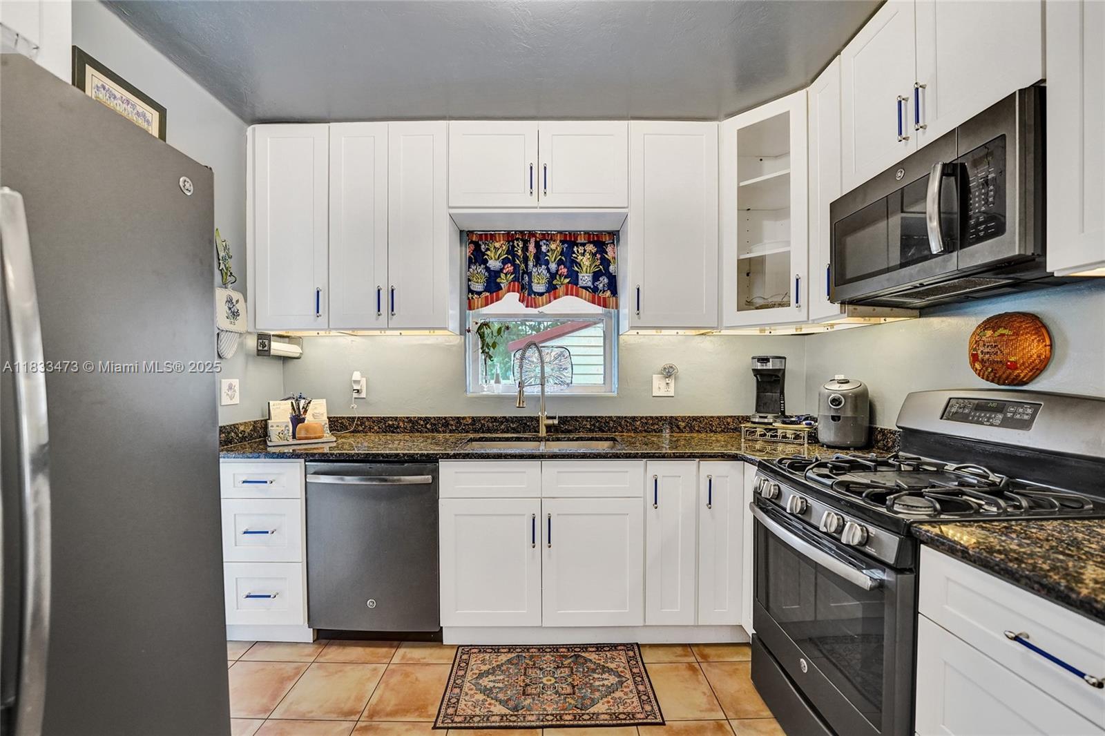 HOLLYWOOD LAKES SECTION - Residential