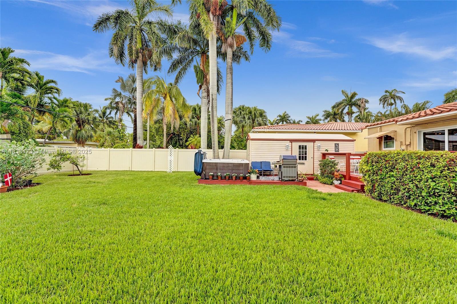 HOLLYWOOD LAKES SECTION - Residential