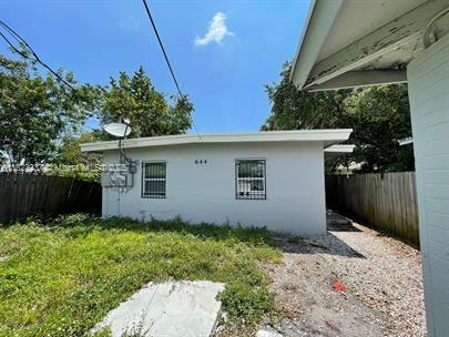 Rental Property at 644 Nw 15th Ter 1, Fort Lauderdale, Broward County, Florida - Bedrooms: 1 
Bathrooms: 1  - $1,150 MO.