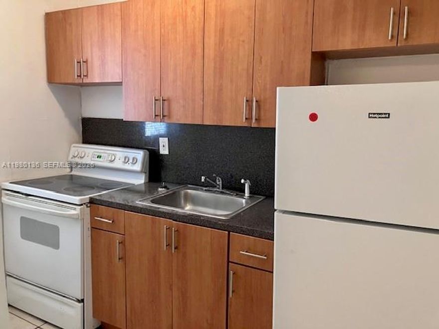 1 bedroom, 1 bathroom unit available. Excellent location between Coconut Grove and US-1.