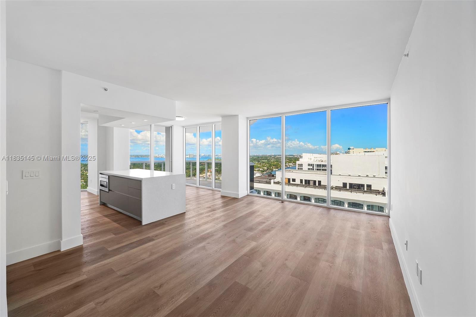 4779 Collins Ave 2407