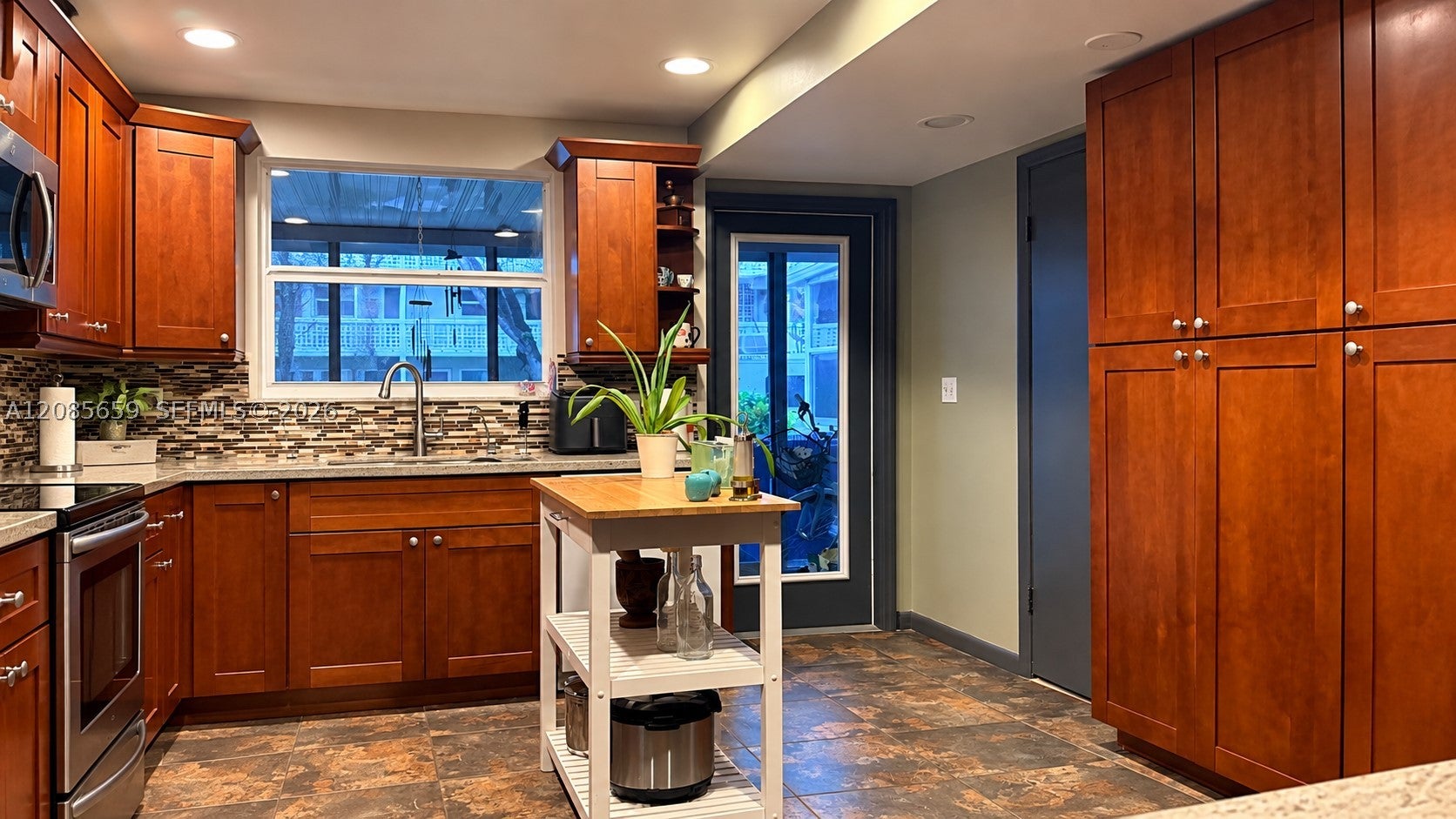 1327 N 15th Ave 22