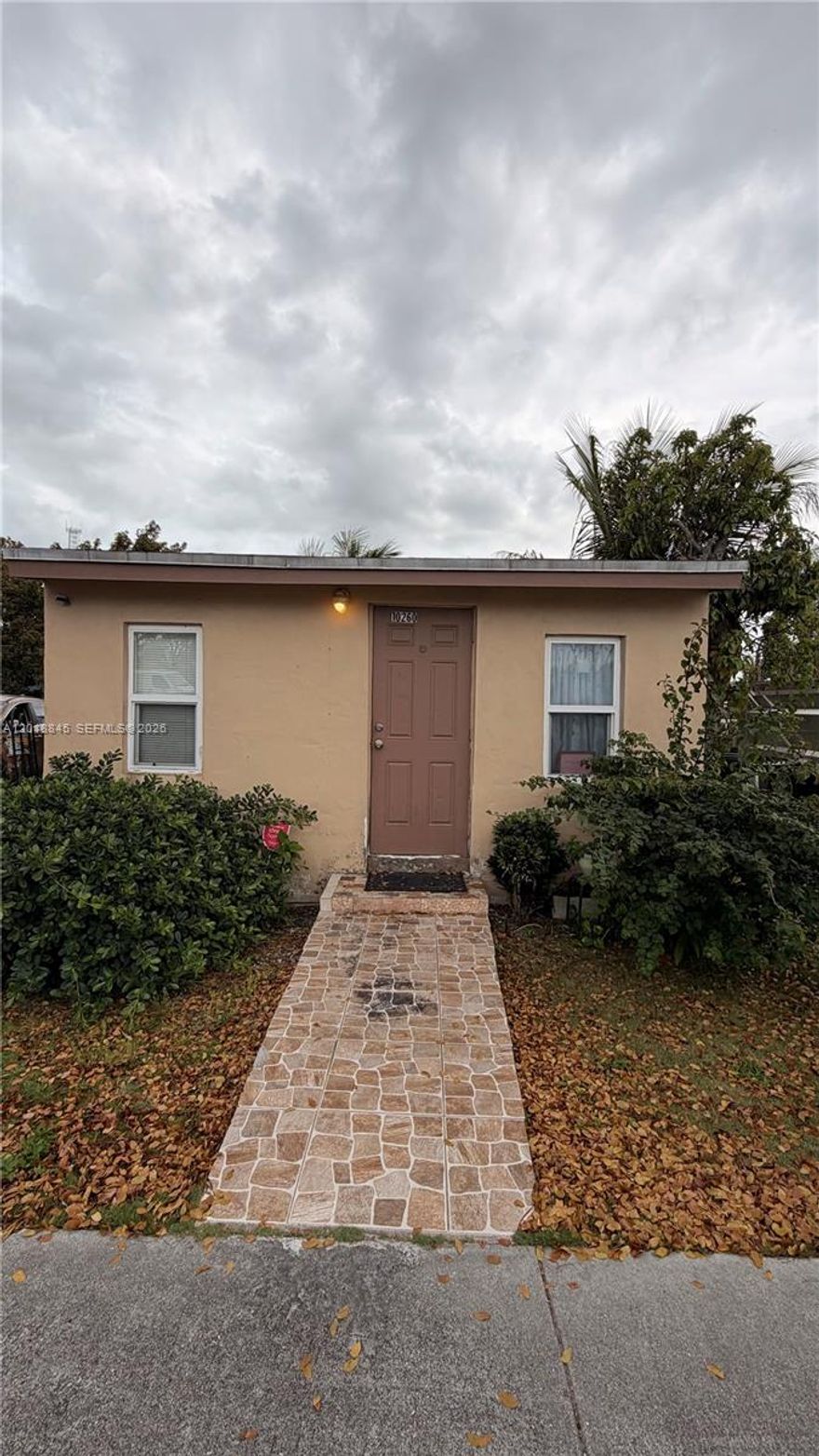 Investors Dream.... 2/1 located close to the Turnpike. Property is vacant , easy to show !!!