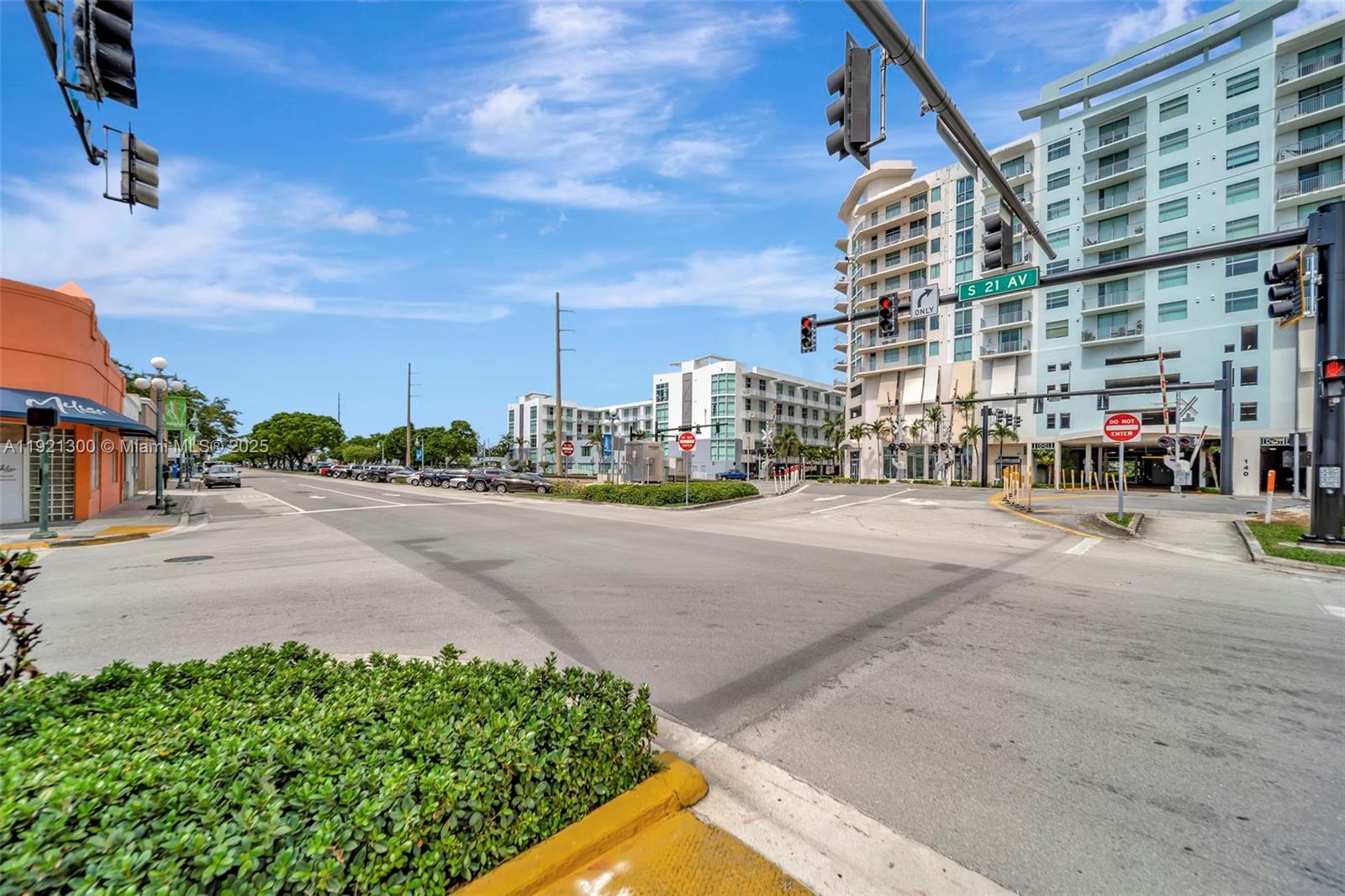 HOLLYWOOD STATION RES CON - Residential