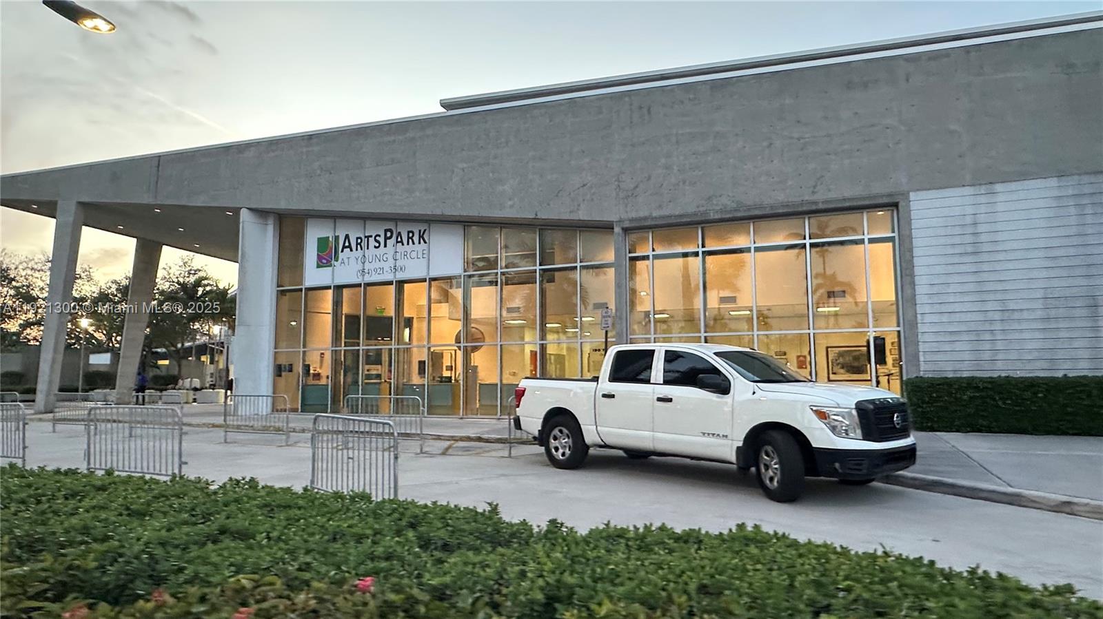 HOLLYWOOD STATION RES CON - Residential