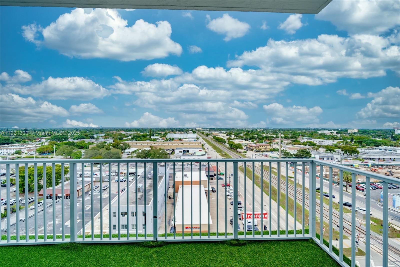 HOLLYWOOD STATION RES CON - Residential