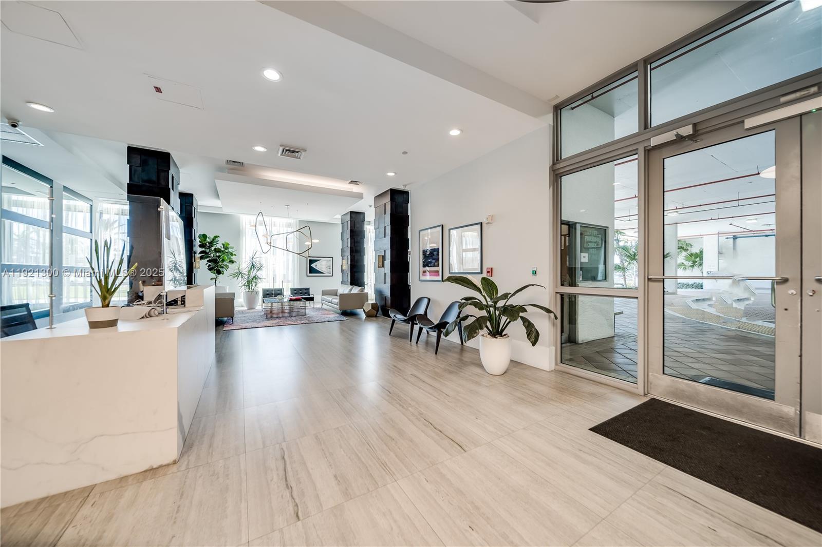 HOLLYWOOD STATION RES CON - Residential