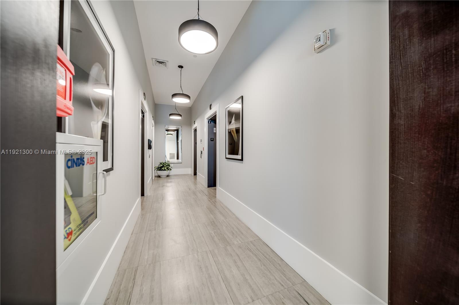 HOLLYWOOD STATION RES CON - Residential