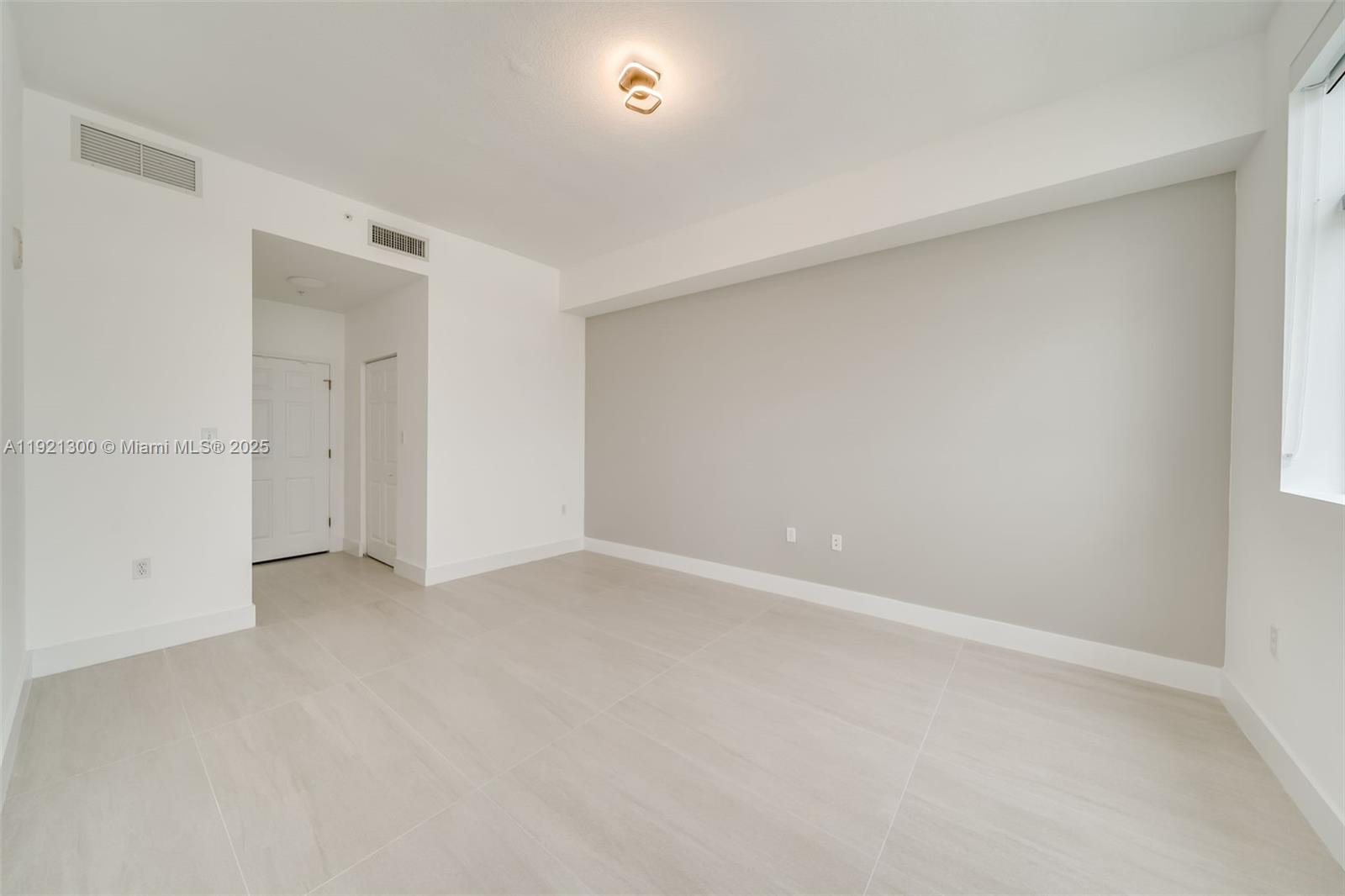 HOLLYWOOD STATION RES CON - Residential