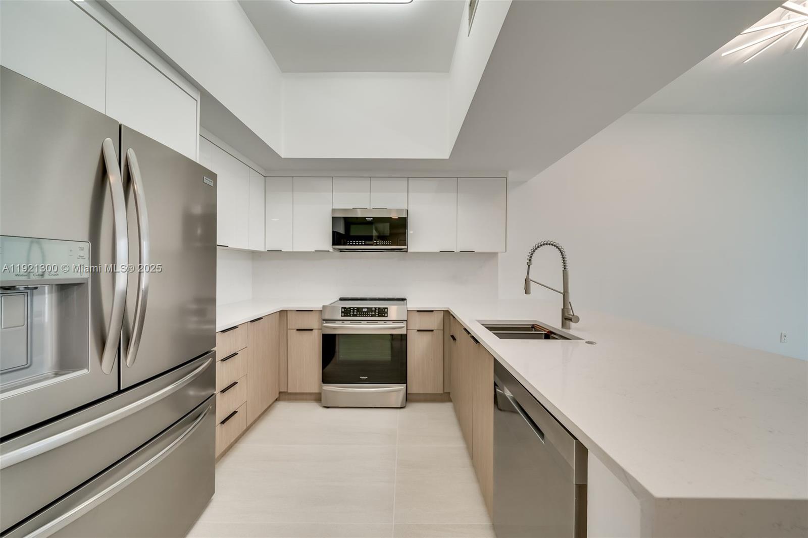 HOLLYWOOD STATION RES CON - Residential