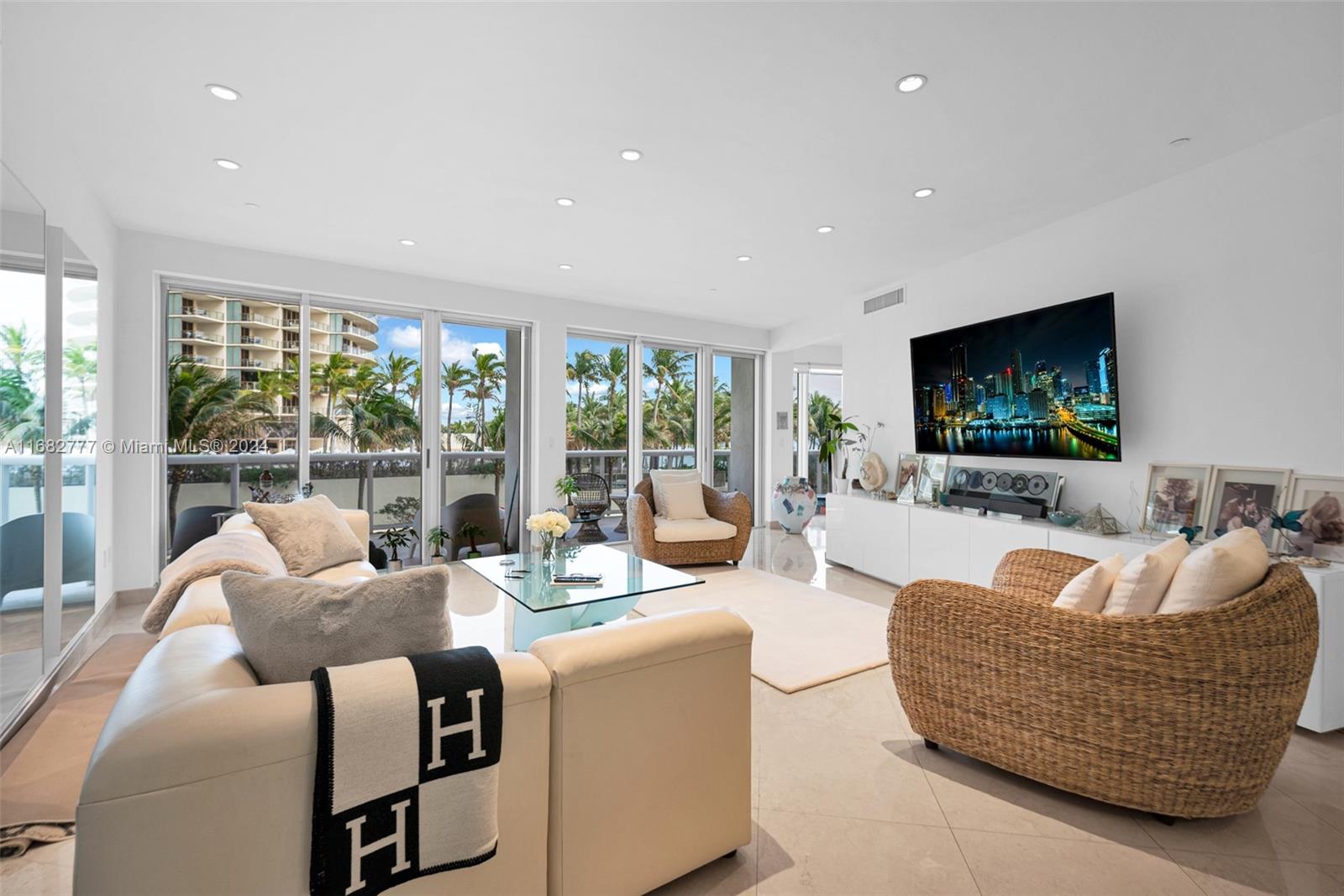 MAJESTIC TOWER - Residential