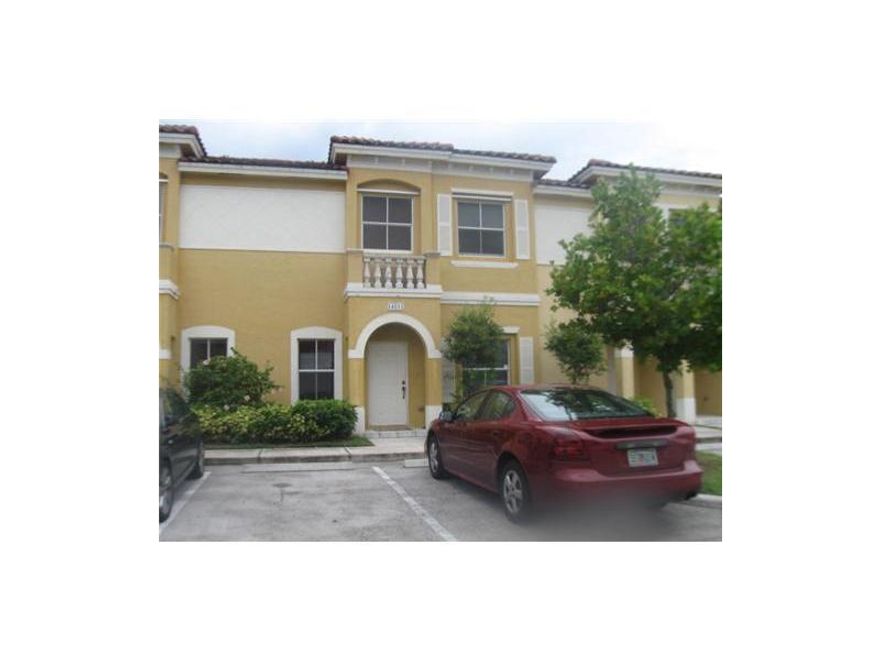 UNIT IN GREAT CONDITION AND NEW WOOD FLOORS IN THE ALL TOWNHOUSE, "NO CARPET",COMMUNITY IS FAMILY FRIENDLY,SECURE WITH AMENITIES. EXCELLENT LOCATION. 2 BEDROOMS, 2.5 BATHS, IN MIRAMAR,