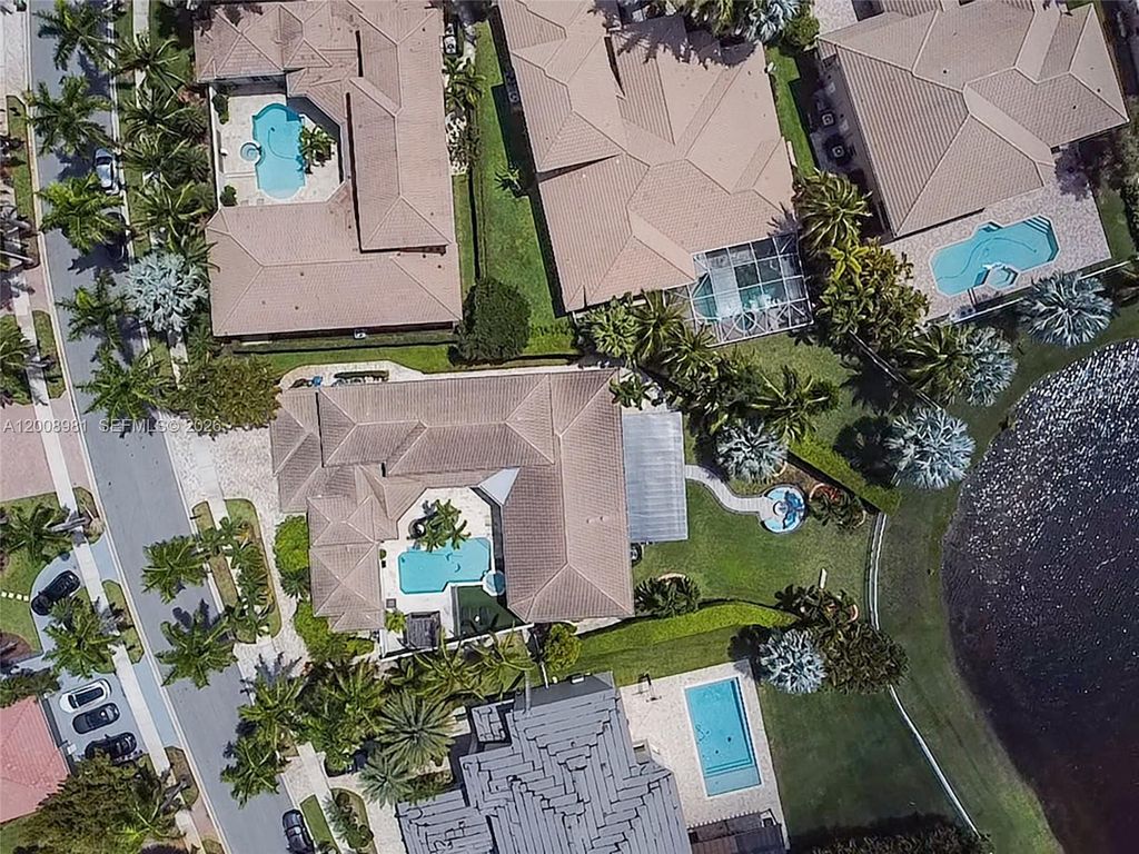 Photo of 1371 Victoria Isle Dr, Weston, FL 33327 (MLS # A12008981)