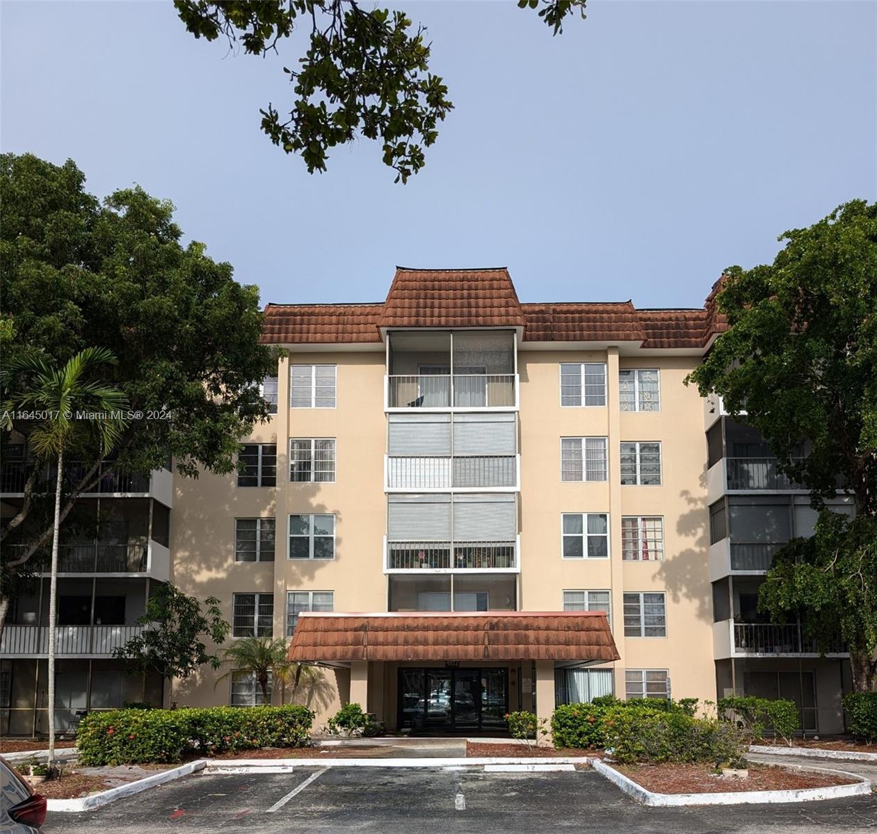 Property for Sale at 4172 Inverrary Dr 106, Lauderhill, Miami-Dade County, Florida - Bedrooms: 1 
Bathrooms: 2  - $105,000