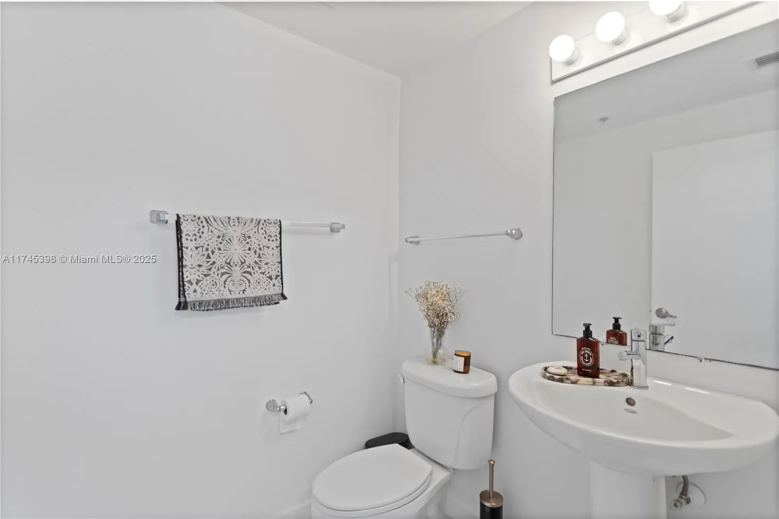 Miami, Florida 33137, United States, 1 Bedroom Bedrooms, ,2 BathroomsBathrooms,Residential,Active,1619