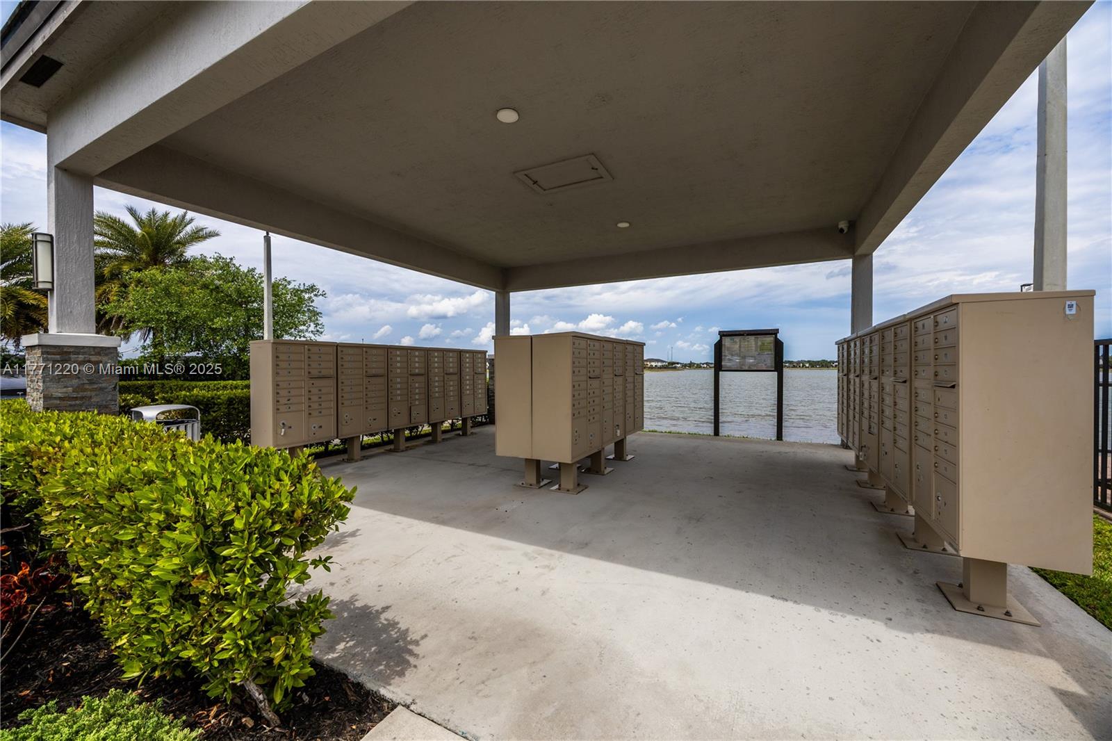 DUNNWOODY LAKE - Residential