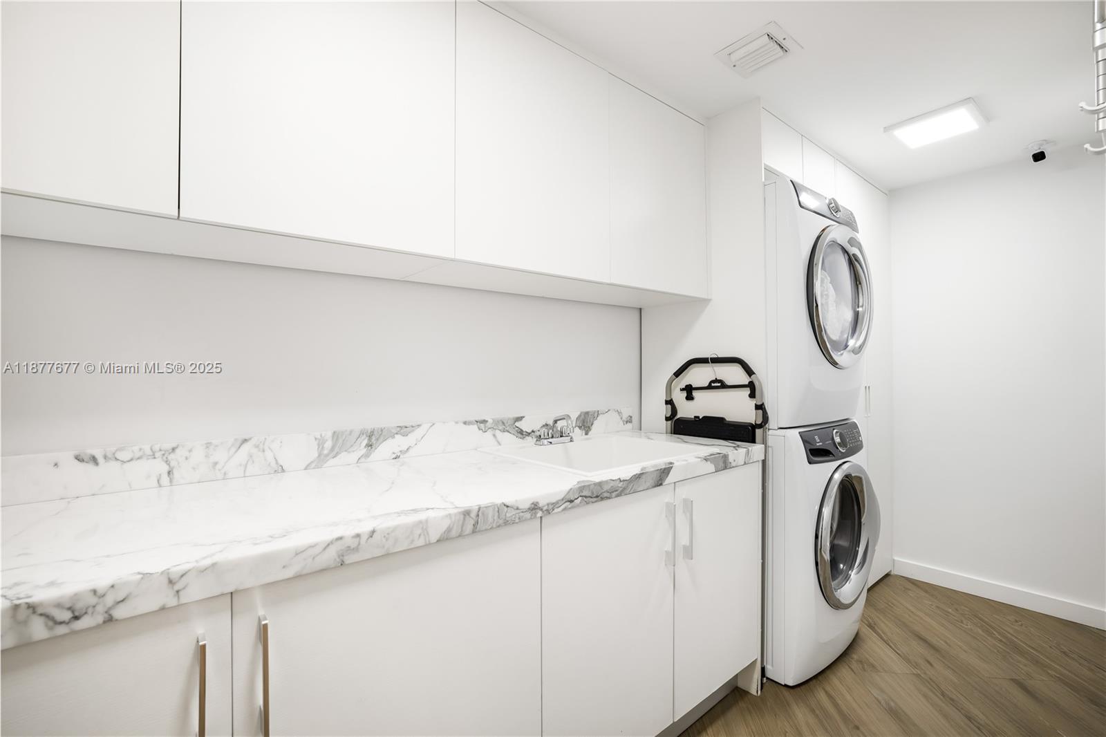 PARQUE TOWERS CONDO - Residential