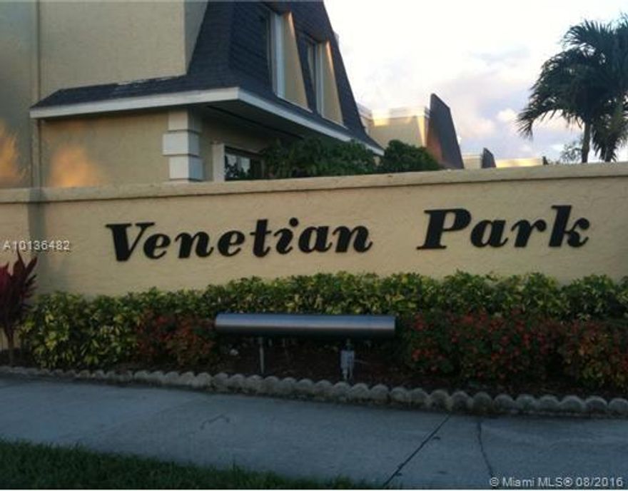 Large two story townhouse, located in Three Islands. Tile on the first floor and laminate on the second. Newer kitchen and bathrooms. Freshly painted. Ready to move in. Community features: tennis court, clubhouse, swimming pool. Near shops and restaurants.